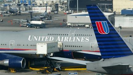 Un avion de la compagnie United Airlines sur un terminal de l'aéroport de San Francisco (05/12/2002) (AFP / John G. Mabanglo)