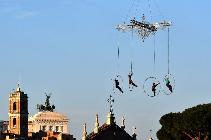 Les acrobates du théâtre Kitonb répètent leur numéro vertigineux à Rome avant le spectacle du Nouvel An
 (ALBERTO PIZZOLI / AFP)