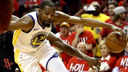 Kevin Durant accélère ballon en main (RONALD MARTINEZ / GETTY IMAGES NORTH AMERICA)