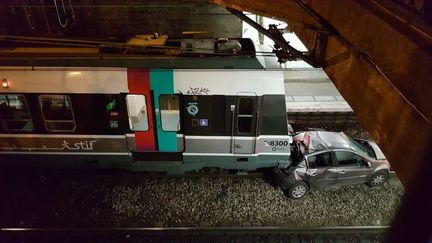 Un véhicule a été découvert sur la voie, en gare de Gentilly (Val-de-Marne), vendredi 5 février 2016, comme le montre cette photo d'un témoin, reproduite avec son autorisation. (LOTUSV7 / TWITTER)