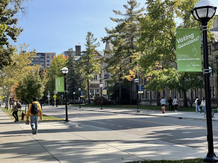 Des panneaux de promotion du centre de vote installé sur le campus de l'Université du Michigan, à Ann Arbor, le 17 octobre 2024. (SARAH CALAMAND / RADIO FRANCE)