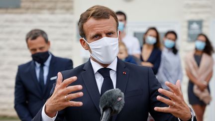 Emmanuel Macron lors d'un point presse, le 23 septembre 2020, après la visite d'un&nbsp;service de protection maternelle et infantile, à&nbsp;Longjumeau (Essonne). (LUDOVIC MARIN / AFP)