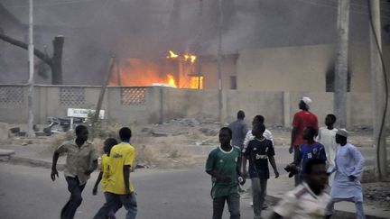 Une dizaine de commissariats de police ont &eacute;t&eacute; victimes d'attaques &agrave; Kano, au Nigeria, le 20 janvier 2012.&nbsp; (STRINGER / REUTERS)