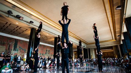 Les acrobates de la compagnie XY, dans la grande salle du Foyer de la danse.&nbsp; (BENJAMIN MENGELLE)