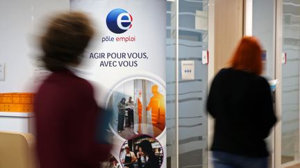 Des demandeurs d'emploi au chômage cherchent un travail dans une agence Pôle emploi. (VANESSA MEYER / MAXPPP)