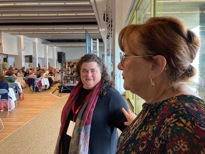 Maëtte Chantrel avec Mélani&nbsp;Le Bris, co-directrice, avant le premier café littéraire de la 32e édition du Festival Étonnants&nbsp;Voyageurs,le 3 juin (Laurence Houot / FRANCEINFO CULTURE)