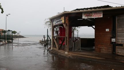 &nbsp;Un restaurant fermé au bord de l'eau à Mamoudzou sur l'île française de Mayotte, le 8 décembre 2019. (ALI AL-DAHER / AFP)