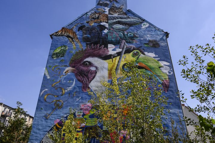 Oeuvres d'art réalisées par le collectif&nbsp;Freiraumgalerie&nbsp;sur les immeubles de Halle en Allemagne, septembre 2019 (JOHN MACDOUGALL / AFP)