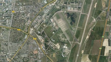 Les deux corps ont &eacute;t&eacute; retrouv&eacute;s dans un casier destin&eacute; au personnel, sur le site de la base a&eacute;rienne militaire 705 de Tours (Indre-et-Loire), mardi 23 juillet. ( GOOGLE MAPS / FRANCETV INFO )