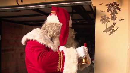 Le tour de France du père Noël, qui impressionne les tout petits