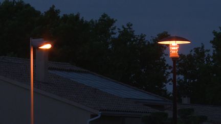 Lutter contre la perturbation des animaux nocturnes et améliorer le sommeil des habitants tout en faisant des économies, c'est le projet de la petite commune d'Auzeville-Tolosane qui a décidé d'éteindre ses lampadaires la nuit. #IlsOntLaSolution