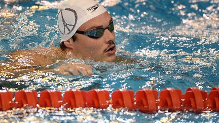 Florent Manaudou arborait un bonnet de bain en forme d'hommage aux victimes des attentats du 13 novembre (JEAN-SEBASTIEN EVRARD / AFP)