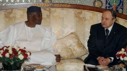 Le président déchu du Mali Amadou Touré et le président algérien Abdelaziz Boutéflika, octobre 2011. (AFP/FAROUK BATICHE )