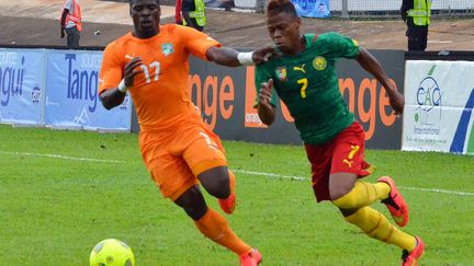 L'ivoirien Serge Aurier et le Camerounais Clinton Njie au duel.