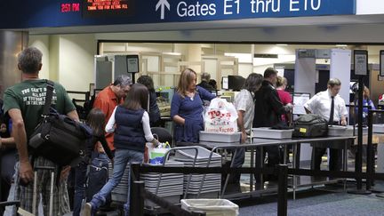 Des passagers sont contrôlés à l'aéroport de&nbsp;Fort Lauderdale (Floride, Etats-Unis), le 23 novembre 2010.&nbsp; (JOE SKIPPER / REUTERS)