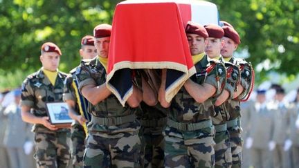 Hommage rendu à un soldat mort en Afghanistan, le 1er juillet 2011 en France (AFP. R.Gbalda)