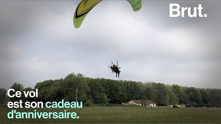 Il n'y pas d'âge pour l'aventure. Michel, accompagné de son fils, est monté à bord d'un petit aéronef pour franchir la frontière. Voici son exploit.