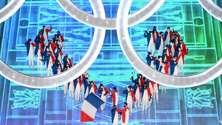 La délégation française défile dans le stade olympique pour la cérémonie d'ouverture des JO de Pékin avec ses porte-drapeaux Tessa Worley et Kevin Rolland en tête, le 4 février 2022. (MILLEREAU Philippe / KMSP / KMSP via AFP)