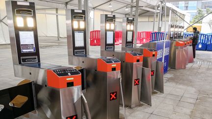 Des appareils de reconnaissance faciale à la gare de Guangzhou en Chine, le 29 janvier 2018. (WANG ZICHENG / IMAGINECHINA / AFP)