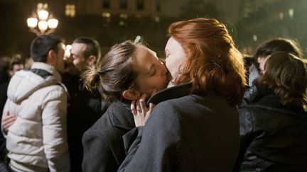 Un couple de femmes s'embrasse devant l'H&ocirc;tel de ville de Paris, lors d'un rassemblement contre l'homophobie, le 15 novembre 2012. (NICOLAS KOVARIK / CITIZENSIDE.COM / AFP)