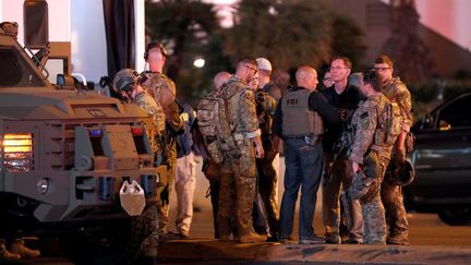 Des agents du FBI et des militaires à Las Vegas (Etats-Unis) après la fusillade qui a fait 50 morts et plus de 400 blessés, dimanche 1er octobre 2017. (STEVE MARCUS)