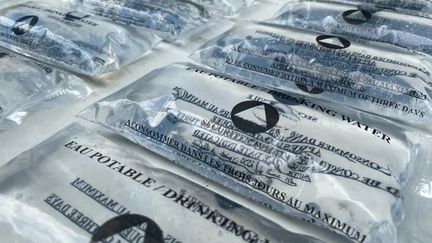 De l'eau en sachets distribuée aux collégiens de Mgombani, début octobre à Mayotte. De l’eau potabilisée de la rivière de Coconi qui doit être consommée dans les 48h. (PREFECTURE DE MAYOTTE)