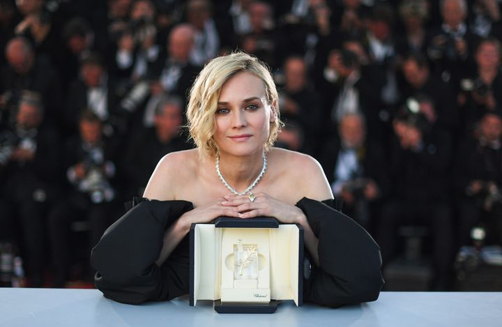 L'actrice allemande Diane Kruger remporte le Prix d'interprétation féminine pour son rôle principal dans "In the fade". Les jurés ont été conquis par cette histoire mêlant deuil, terrorisme et vengeance, qui raconte le combat d'une femme dont le mari et le fils meurent dans un attentat à la bombe, prête à toute pour connaître la vérité et obtenir justice. Un drame de Fatih Akin, lauréat du Prix du scénario à Cannes en 2007 pour "De l'autre côté". La critique de Lorenzo Ciavarini Azzi. 
 (Anne-Christine Poujoulat / AFP)