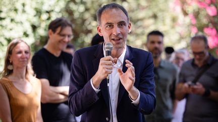 Raphaël Glucksmann à Marseille (Bouches-du-Rhône) lors de la campagne du second tour des législatives, le 5 juillet 2024. (CLEMENT MAHOUDEAU / AFP)