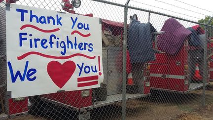 &nbsp; (De nombreux messages de soutien et de remerciement sont adressés aux pompiers qui luttent contre les flammes en Californie © RF / Loïc Pialat)