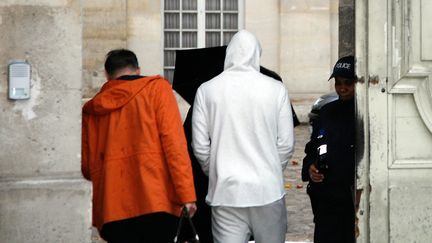 L'attaquant fran&ccedil;ais Karim Benzema arrivant dans les locaux de la police judiciaire de Versailles (Yvelines), mercredi 4 novembre 2015. (MATTHIEU ALEXANDRE / AFP)