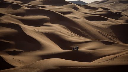 Les 12 étapes ont eu lieu dans des paysages et des décors à couper le souffle (ici la 7e étape entre Riyad et Al Dawadimi). Le Dakar reviendra l'an prochain sur les dunes d'Arabie Saoudite pour sa 45e édition. (YOAN VALAT / MAXPPP)