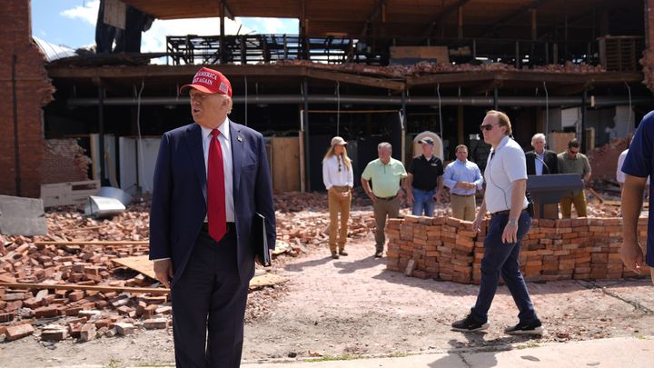 Donald Trump visite la ville dévastée de Valdosta (dans l'Etat américain de Géorgie) après le passage de l'ouragan Hélène, le 30 septembre 2024. (EVAN VUCCI / AP / SIPA)