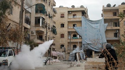 Des combats dans les rues d'Alep, en Syrie, dimanche 12 janvier 2014.&nbsp; (MAHMUD AL-HALABI / AFP)
