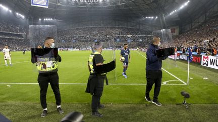 Protégé par des boucliers anti-émeutes, Neymar se dirige vers le poteau de corner lors d'OM-PSG, à l'occasion d'OM-PSG le dimanche 24 octobre au stade Vélodrome.&nbsp; (JEAN CATUFFE / JEAN CATUFFE)