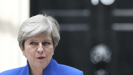 Theresa May devant ses bureaux du 10 Downing Street, à Londres (Royaume-Uni), le 9 juin 2017. (JONATHAN BRADY / AP / SIPA)