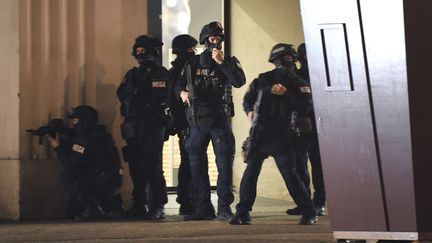 Des policiers déployés après des coups de feu dans le centre de Vienne (Autriche), le 2 novembre 2020. (ROLAND SCHLAGER / APA / AFP)