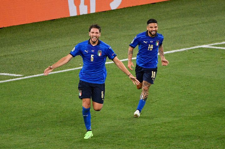 Manuel Locatelli et&nbsp;Lorenzo Insigne contre la Suisse, le 16 juin 2021.&nbsp; (FABRIZIO CORRADETTI / LIVEMEDIA / AFP)