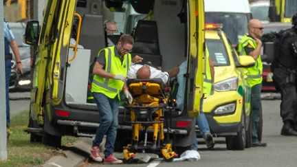 Un blessé est évacué par les secours après les attentats&nbsp;contre deux&nbsp;mosquées de Christchurch&nbsp;(Nouvelle-Zélande), le 15 mars 2019. (REUTERS)