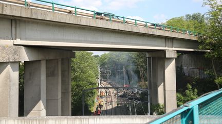 Essonne : un camion chute d'un pont et prend feu sur les rails du RER B