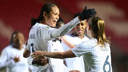 La défenseure des Bleues, Wendie Renard, célèbre son but contre le pays de Galles entourée de ses coéquipières, le 8 avril 2022. (ASHLEY CROWDEN / AFP)