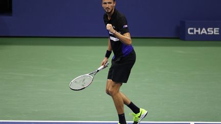 Daniil Medvedev serre le poing après sa victoire sur Frances Tiafoe en huitièmes de finale de l'US Open 2020 (MATTHEW STOCKMAN / GETTY IMAGES NORTH AMERICA)