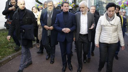 Manuel Valls, lors d'une sortie dans son fief électoral d'Evry (Essonne), samedi 3 décembre 2016. (GEOFFROY VAN DER HASSELT / AFP)