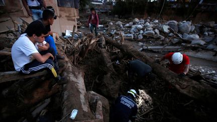 Les secours colombiens recherchent des corps après qu'une gigantesque coulée de boue a fait plus de 200 morts à Mocoa, vendredi 31 mars 2017. (JAIME SALDARRIAGA / REUTERS)