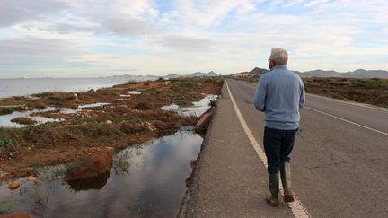 Ramon Pagan, au bord de la Mar Menor, en Espagne, le 25 novembre 2019. (ROBIN PRUDENT / FRANCEINFO)