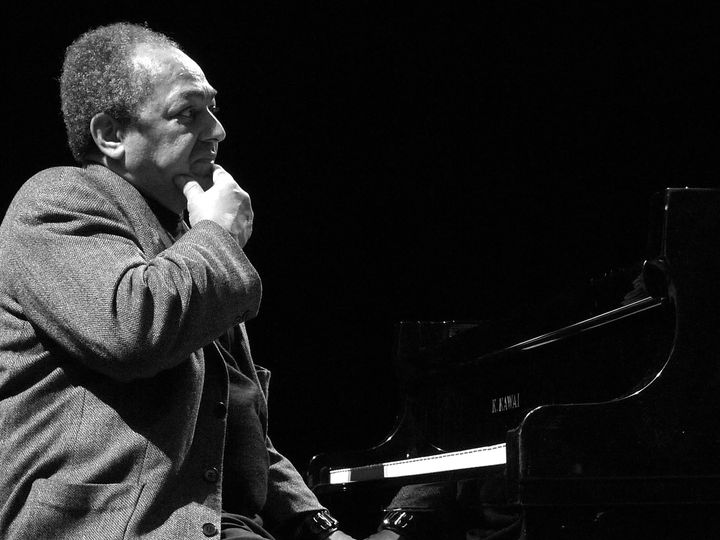 Alain Jean-Marie, attentif au piano. (MARINA CHASSÉ)