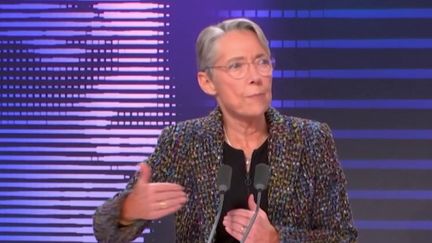 La Première ministre, Elisabeth Borne, a apporté des précisions sur la très délicate réforme des retraites, dans la matinée du mardi 3 janvier, et a assuré que le report de l'âge de départ à 65 ans n'était "pas un totem". (FRANCE 3)