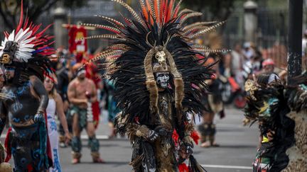 Le 12 août, à Mexico, un homme participe à une danse sur la place principale de la capitale, Zocalo, dans le cadre du 500e anniversaire&nbsp;de la fin de l'empire aztèque.&nbsp; (JAIR CABRERA TORRES / DPA)