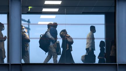 Des réfugiés en provenance d'Afghanistan arrivent à l'aéroport de Roissy, le 18 août 2021. (MERYL CURTAT / HANS LUCAS / AFP)