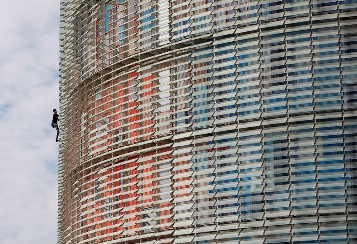 Le Français Alain Robert grimpe la Torre Agbar à Barcelone, le 25 novembre 2016. (ALBERT GEA / REUTERS)