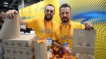 Deux entrepreneurs ukrainiens au CES de Las Vegas (Etats-Unis), le 5 janvier 2023 (ROBYN BECK / AFP)